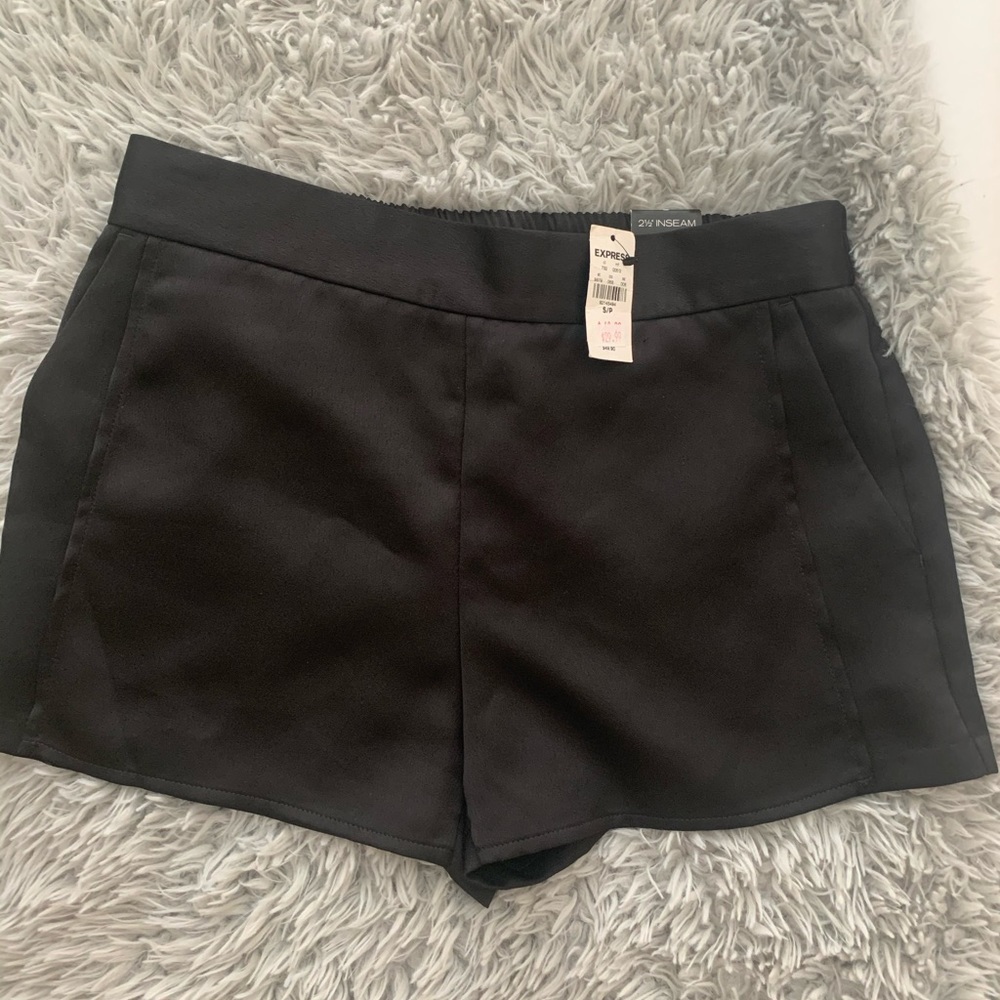 Express shorts with tags